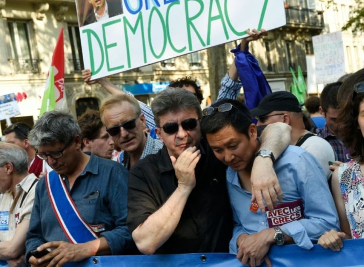 862336-jean-luc-melenchon-c-et-liem-hoang-ngoc-d-participent-a-une-manifestation-de-soutien-au-peuple-grec-