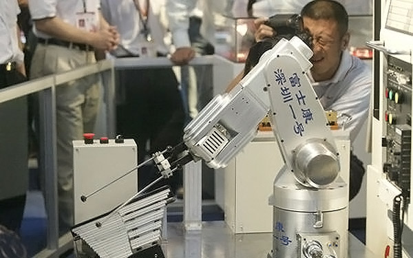 Foxconn_Robot_Wide