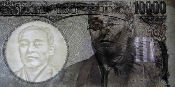 un-billet-de-10-000-yen-au-japon-au-musee-de-la-monnaie-du-japon-a-tokyo-en-novembre-2015