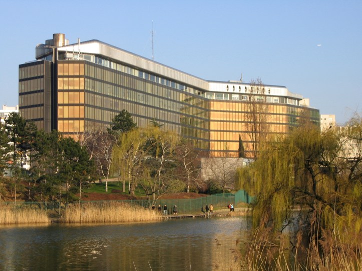 Préfecture_de_Créteil_France_angle_02