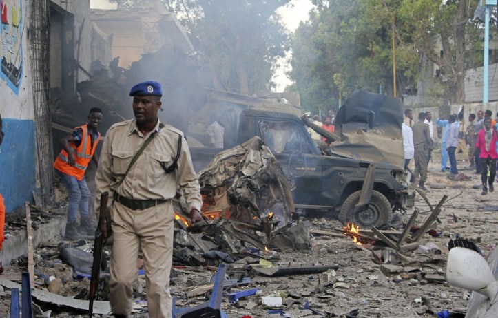 960x614_soldat-somalien-decombres-apres-attentat-vehicules-pieges-mogadiscio-28-octobre-2017