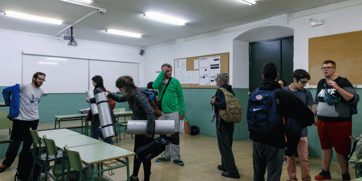 EN-DIRECT-Des-centaines-de-Catalans-devant-les-bureaux-de-vote