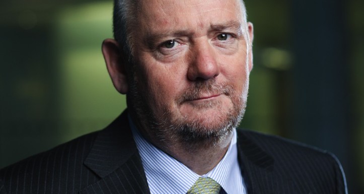 2141809_compass-perd-son-patron-dans-un-accident-davion-web-tete-0301091143563